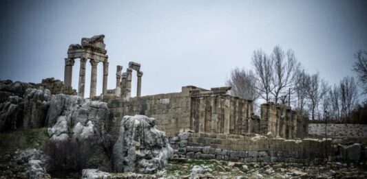 Ruins of the Roman temple of Faqra. Dedicated to the king of the gods, Jupiter, this temple integrated into local stones is located on the road linking Beirut to Baalbeck, whose architecture it recalls. This is the Roman temple located at the highest attitude. The outer wall of the sanctuary is about 75m long and 35m wide. To the east, the facade is decorated with pilasters and bordered by a portico 6m deep. A large pole arranged in the middle of the peribolus provides access to the interior of the sanctuary. Inside the sanctuary is divided into two parts: first a square paved courtyard bordered on three sides by porticoes which by stairs then leads to an upper terrace where the temple is located. The temple does not rest on a real podium but on a massive foundation. Its walls are built in double apparatus, with blocks of ocher sandstone. The prostyle is made up of blocks carved out of gray limestone. Dating The construction of the sanctuary is dated to the 1st c. apr. based on the decoration of the porticoes and on the architectural characteristics of the temple (deep cella, absence of a podium. However, it is possible that the development of the sanctuary continued over a long period. Attribution The sanctuary is attributed to the Jupiter of Heliopolis, the current Baalbeck. It is based on the dedication of a small altar to Zeus of Heliopolis, discovered in the ruins of the cella. In reality no conclusion is assured either by this inscription , nor by the texts read on the architraves of the porticoes of the courtyard or the temple. Source text: http://fr.wikipedia.org/wiki/Qalaat_Faqra Photo credit: François el Bacha. All rights reserved. Visit my blog: http ://larabio.com