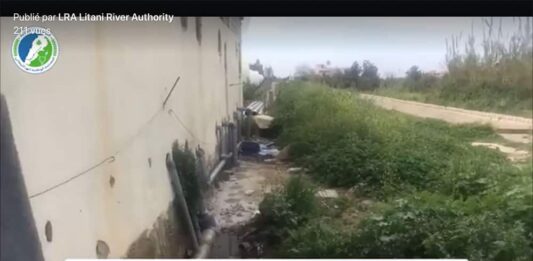 Capture d'écran de la vidéo montrant les eaux usées directement rejetées dans le canal d'irrigation