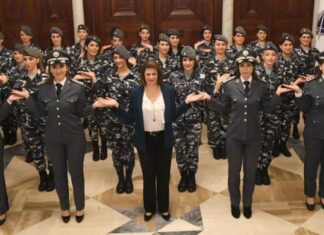 Raya Hassan avec des éléments féminins de la Gendarmerie Libanaise. Crédit Photo: Ministère de l'Intérieur