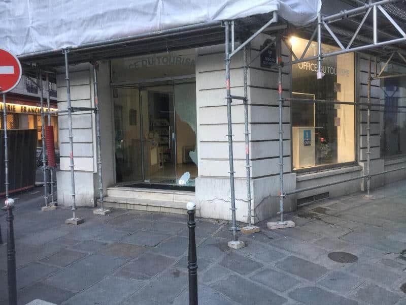 Gilets Jaunes: L’Office du Tourisme du Liban saccagé à Paris Le saccage de l'Office du Tourisme du Liban à Paris par les Gilets Jaunes, le 16 mars 2019. Source Image LBCI