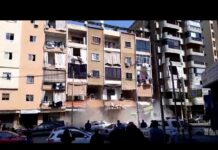 Une partie de la façade d'un immeuble s'effondre à Bourj Hammoud dans la banlieue de Beyrouth