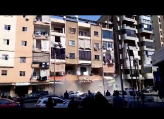 Une partie de la façade d'un immeuble s'effondre à Bourj Hammoud dans la banlieue de Beyrouth