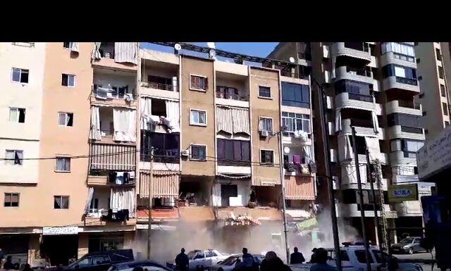 Une partie de la façade d'un immeuble s'effondre à Bourj Hammoud dans la banlieue de Beyrouth