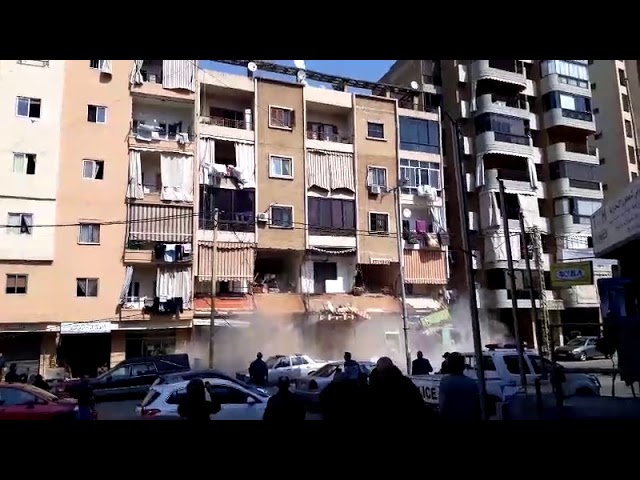 Une partie de la façade d’un immeuble s’effondre à Bourj Hammoud dans la banlieue de Beyrouth Une partie de la façade d'un immeuble s'effondre à Bourj Hammoud dans la banlieue de Beyrouth