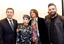 Le jeune Ali AbdelKader avec la Ministre de l'intérieur. Source Photo: Facebook