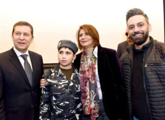 Le jeune Ali AbdelKader avec la Ministre de l'intérieur. Source Photo: Facebook