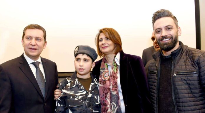 Le jeune Ali AbdelKader avec la Ministre de l'intérieur. Source Photo: Facebook
