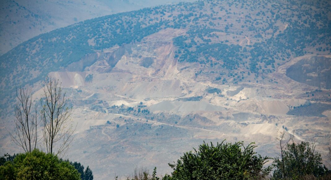 Les carrières de Pierre Fattoush vues depuis les fermes de Taanayel. Crédit Photo: François el Bacha