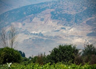 Le Ministre de l’industrie décide de la fermeture de la cimenterie d’Ein Dara Les carrières de Pierre Fattoush vues depuis les fermes de Taanayel. Crédit Photo: François el Bacha