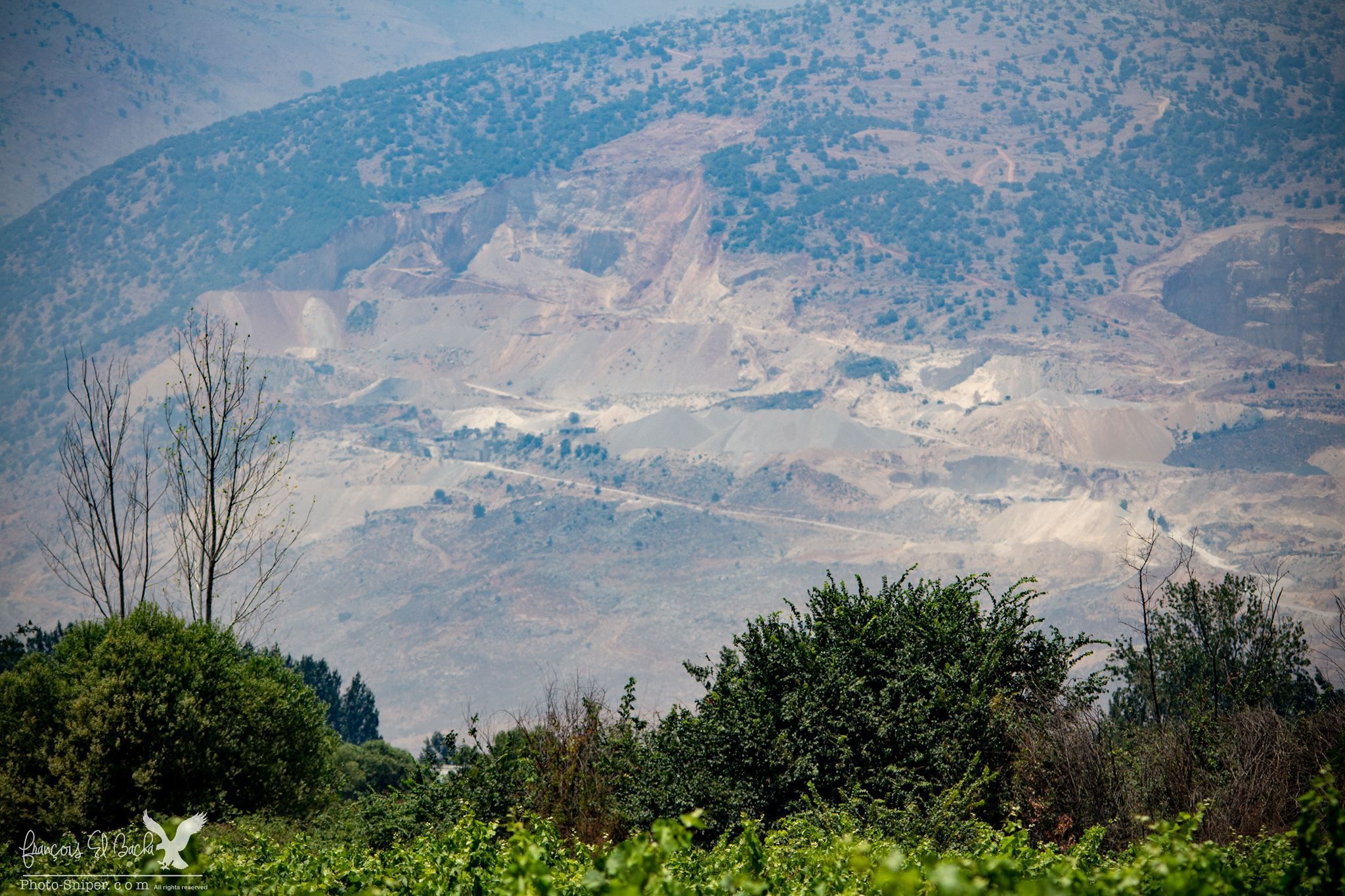 Le Ministre de l’industrie décide de la fermeture de la cimenterie d’Ein Dara Les carrières de Pierre Fattoush vues depuis les fermes de Taanayel. Crédit Photo: François el Bacha