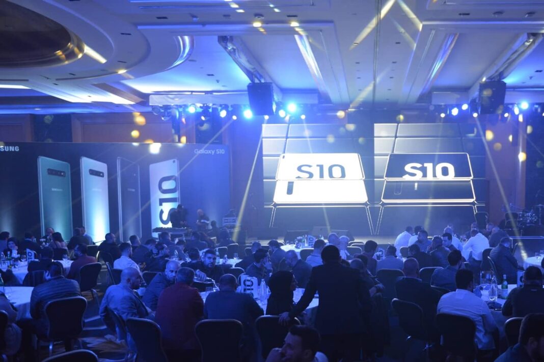 300 PROPRIÉTAIRES DE MAGASINS DE TELEPHONES PORTABLES OBTIENNENT UNE ORIENTATION DE LANCEMENT SUR LA SÉRIE SAMSUNG GALAXY S10