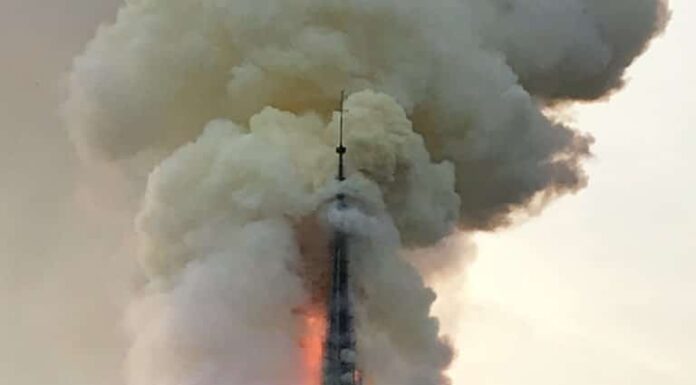 Notre Dame de Paris en feu