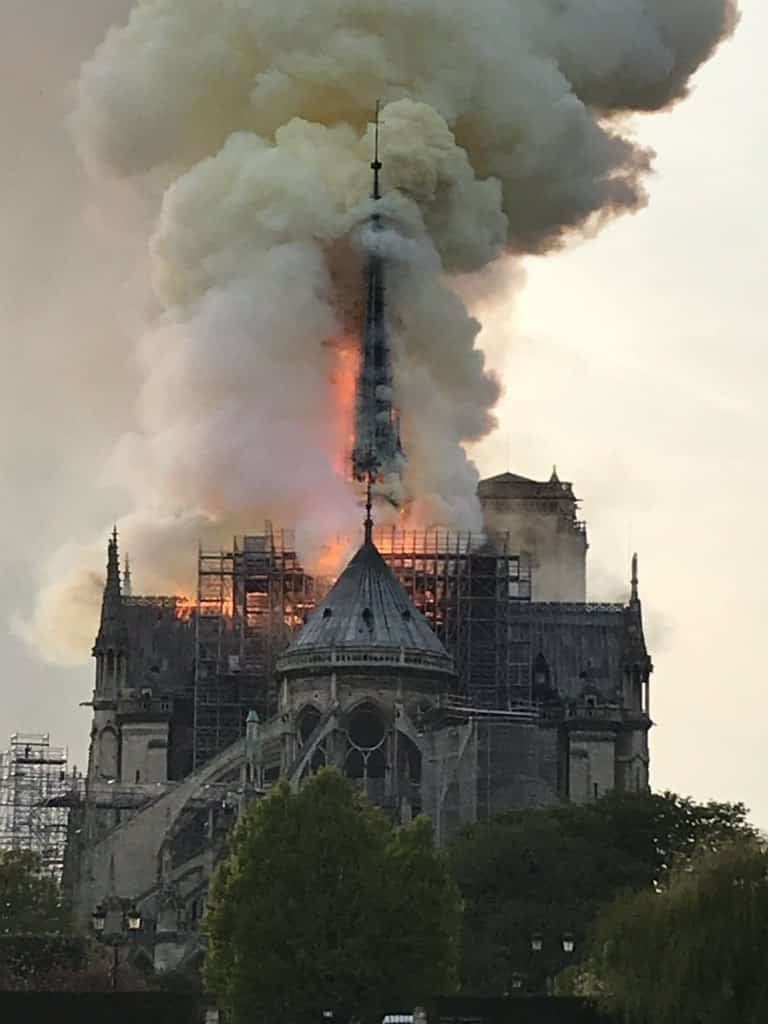 Notre Dame de Paris en feu