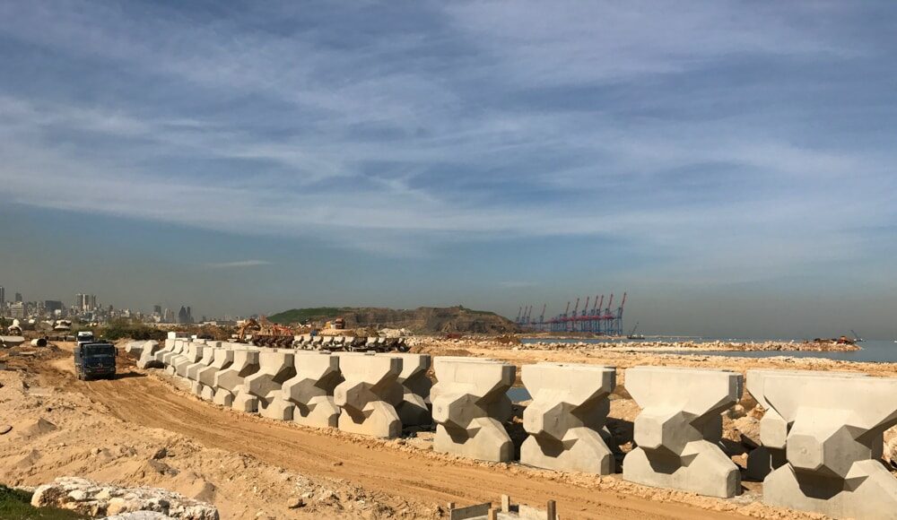 La mise en place de la décharge de Jdeideh et au loin celle de Bourj Hammoud. Crédit Photo: Libnanews.com