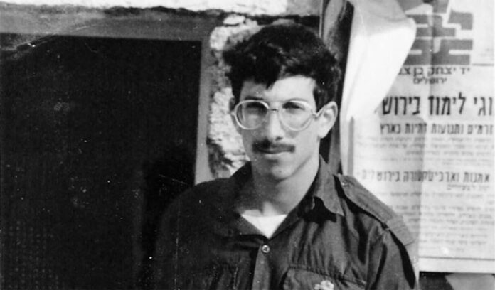 Soldat Israélien disparu 1982 Le soldat israélien Zachary Baumel dont la dépouille a été remise à Israël 37 ans après la bataille de Sultan Yacoub lors de l'invasion israélienne du Liban par la Russie.