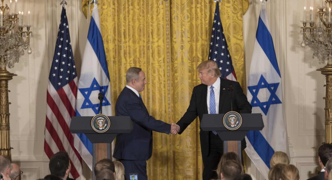 Le président Donald Trump et le Premier ministre israélien Benjamin Netanyahu se serrent la main lors de leur conférence de presse conjointe, le mercredi 15 février 2017, dans la salle Est de la Maison Blanche à Washington, DC (Photo officielle de la Maison Blanche par Benjamin D. Applebaum)