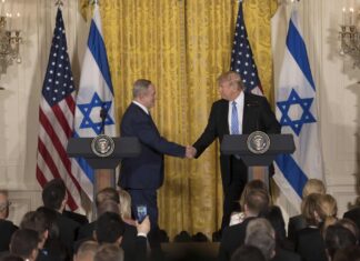 Le président Donald Trump et le Premier ministre israélien Benjamin Netanyahu se serrent la main lors de leur conférence de presse conjointe, le mercredi 15 février 2017, dans la salle Est de la Maison Blanche à Washington, DC (Photo officielle de la Maison Blanche par Benjamin D. Applebaum)