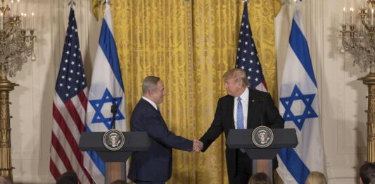 Le président Donald Trump et le Premier ministre israélien Benjamin Netanyahu se serrent la main lors de leur conférence de presse conjointe, le mercredi 15 février 2017, dans la salle Est de la Maison Blanche à Washington, DC (Photo officielle de la Maison Blanche par Benjamin D. Applebaum)
