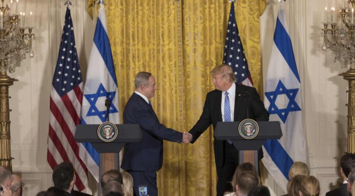 Le président Donald Trump et le Premier ministre israélien Benjamin Netanyahu se serrent la main lors de leur conférence de presse conjointe, le mercredi 15 février 2017, dans la salle Est de la Maison Blanche à Washington, DC (Photo officielle de la Maison Blanche par Benjamin D. Applebaum)