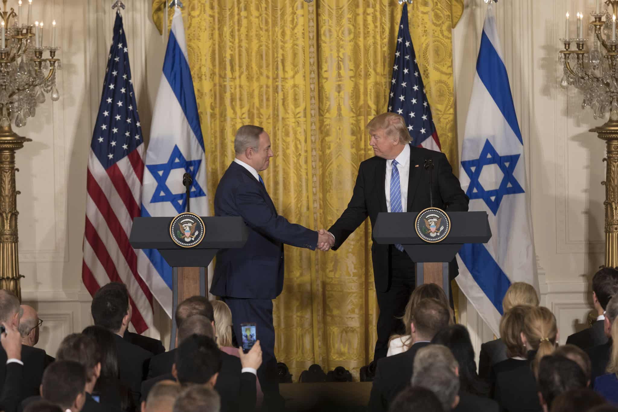 Trump face à Netanyahu : quelles conséquences pour le Liban dans la nouvelle donne géopolitique ? Le président Donald Trump et le Premier ministre israélien Benjamin Netanyahu se serrent la main lors de leur conférence de presse conjointe, le mercredi 15 février 2017, dans la salle Est de la Maison Blanche à Washington, DC (Photo officielle de la Maison Blanche par Benjamin D. Applebaum)