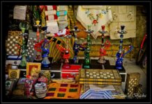 Liban: 1 000 livres de taxe sur les Narguilés pour mieux nous enfumer Des Narguilés dans le Souk de Byblos. Crédit Photo: François el Bacha