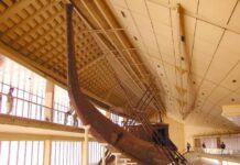 Liban/Patrimoine: La Barque Solaire de Khéops, faite de Cèdre du Liban Barque solaire de Khéops en bois de Cèdre du Liban et reconstituée. Source Wikipedia