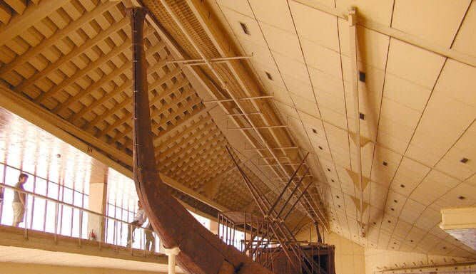 Barque solaire de Khéops en bois de Cèdre du Liban et reconstituée. Source Wikipedia