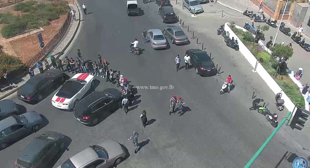 La route bloquée par les manifestants à proximité du ministère de l'éducation nationale et de l'enseignement supérieur. Source Photo: TMC