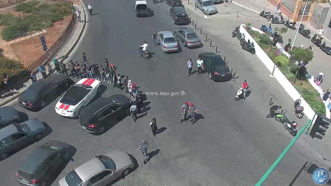 La route bloquée par les manifestants à proximité du ministère de l'éducation nationale et de l'enseignement supérieur. Source Photo: TMC