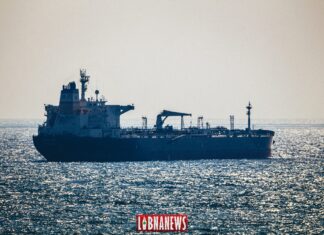 Attentats contre les pétroliers dans le Golfe Un tanker dans la mer