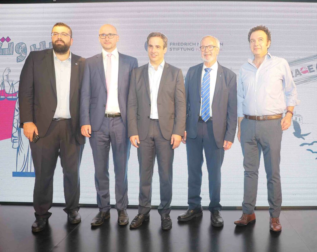Ahmed El Hariri, secrétaire général du Mouvement du Futur, Dirk Kunze, le directeur du bureau de Beyrouth de la FNF, Michel Moawad, membre du parlement libanais et directeur exécutif de la Fondation René Moawad (RMF), Dr. Werner Hoyer, président de la Banque européenne d’investissement (BEI) et Karl Sharro, satiriste politique.
