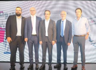 Ahmed El Hariri, secrétaire général du Mouvement du Futur, Dirk Kunze, le directeur du bureau de Beyrouth de la FNF, Michel Moawad, membre du parlement libanais et directeur exécutif de la Fondation René Moawad (RMF), Dr. Werner Hoyer, président de la Banque européenne d’investissement (BEI) et Karl Sharro, satiriste politique.