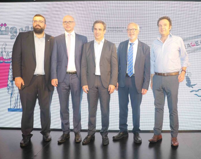 Mirros Photo 2 - Group Photo Ahmed El Hariri, secrétaire général du Mouvement du Futur, Dirk Kunze, le directeur du bureau de Beyrouth de la FNF, Michel Moawad, membre du parlement libanais et directeur exécutif de la Fondation René Moawad (RMF), Dr. Werner Hoyer, président de la Banque européenne d’investissement (BEI) et Karl Sharro, satiriste politique.