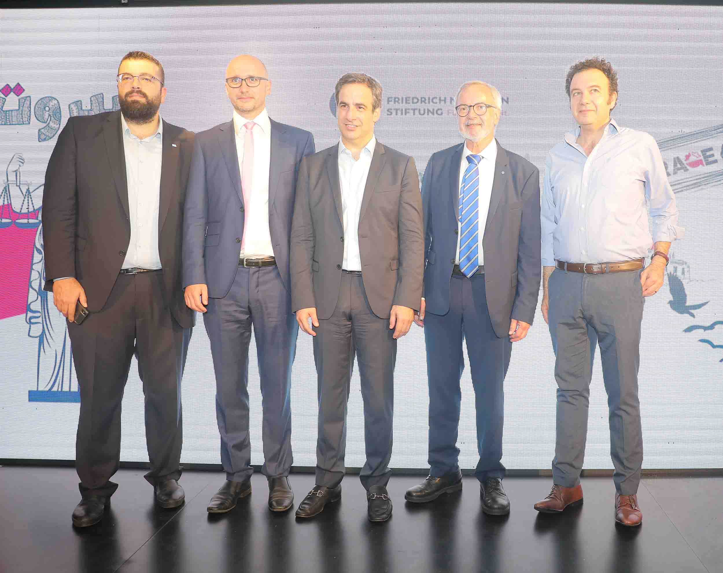 L’avenir de la région MENA dans une approche d’innovation au cours d’un débat animé Ahmed El Hariri, secrétaire général du Mouvement du Futur, Dirk Kunze, le directeur du bureau de Beyrouth de la FNF, Michel Moawad, membre du parlement libanais et directeur exécutif de la Fondation René Moawad (RMF), Dr. Werner Hoyer, président de la Banque européenne d’investissement (BEI) et Karl Sharro, satiriste politique.