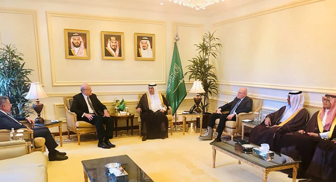 Les 3 anciens premiers ministres libanais Fouad Saniora, Nagib Mikati et Tamam Salam en compagnie du Roi Salmane d'Arabie Saoudite. Crédit Photo: Dalati & Nohra