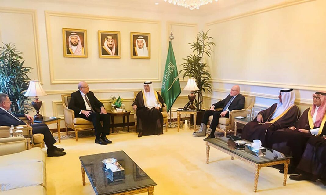 Les 3 anciens premiers ministres libanais Fouad Saniora, Nagib Mikati et Tamam Salam en compagnie du Roi Salmane d'Arabie Saoudite. Crédit Photo: Dalati & Nohra