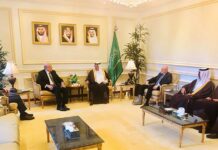 Les 3 anciens premiers ministres libanais Fouad Saniora, Nagib Mikati et Tamam Salam en compagnie du Roi Salmane d'Arabie Saoudite. Crédit Photo: Dalati & Nohra