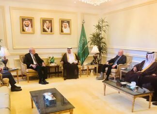 Les 3 anciens premiers ministres libanais Fouad Saniora, Nagib Mikati et Tamam Salam en compagnie du Roi Salmane d'Arabie Saoudite. Crédit Photo: Dalati & Nohra