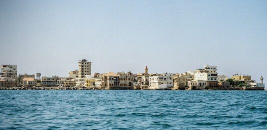 Le port de Tyr: Balade au large de Tyr, sud Liban. Crédit Photo: François el Bacha, pour Libnanews.com. Tous droits réservés.