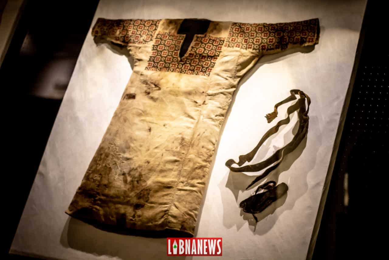 Tunique de momie maronite retrouvée dans une grotte de Qadisha. Crédit Photo: François el Bacha pour Libnanews.com. Tous droits réservés.