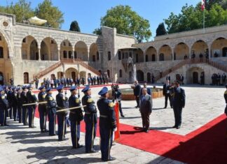 Les honneurs rendus par la Garde République à l'arrivée du Président de la République ce vendredi 16 août au Palais de Beiteddine. Source Photo: Dalati & Nohra