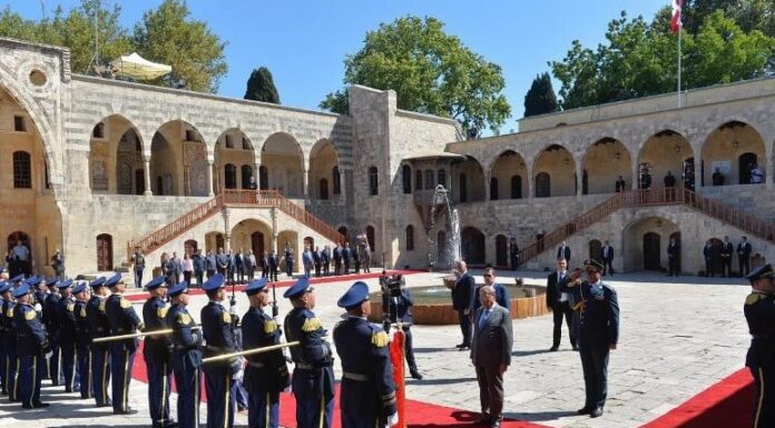 Les honneurs rendus par la Garde République à l'arrivée du Président de la République ce vendredi 16 août au Palais de Beiteddine. Source Photo: Dalati & Nohra