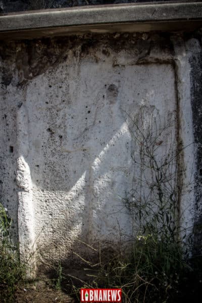 Stèles assyriennes. Dans chacune de ces stèles apparait de profil la silhouette d'un roi assyrien, la main droite levée, rédit photo: François el Bacha pour Libnanews.com