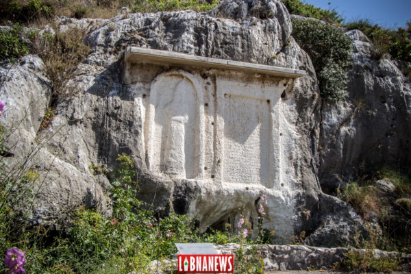 شاهدة آشورية على اليسار. داخل إطار منحني تبرز صورة ظلية لملك آشوري ، مرفوعة يده اليمنى. في حالة عدم وجود نقش ، لا يمكن تأريخ هذه الشاهدة بدقة ولكنها تشهد على الهيمنة الآشورية في المنطقة في بداية الألفية الأولى قبل الميلاد. شاهدة لفرعون رمسيس الثاني (1276 قبل الميلاد) على اليمين. في الجزء العلوي من الشاهدة ، هناك مشهد مجسم يمثل الإله المصري رع هوراختي ، وهو يقدم صولجان النصر لرمسيس الثاني الذي يحمل أسيرًا راكعًا. تم محو الكتابة الهيروغليفية إلى حد كبير اليوم وجعل من الممكن ، مع ذلك ، تحديد تاريخ الختم في العام 4 من عهد فرعون ، أي 1276 قبل الميلاد. يتوافق هذا مع الحملة الآسيوية الأولى لرمس الثاني استعدادًا للمعركة التي ستواجهه في مواجهة الجيش الحثي في قادش. فرانسوا الباشا لموقع Libnanews.com