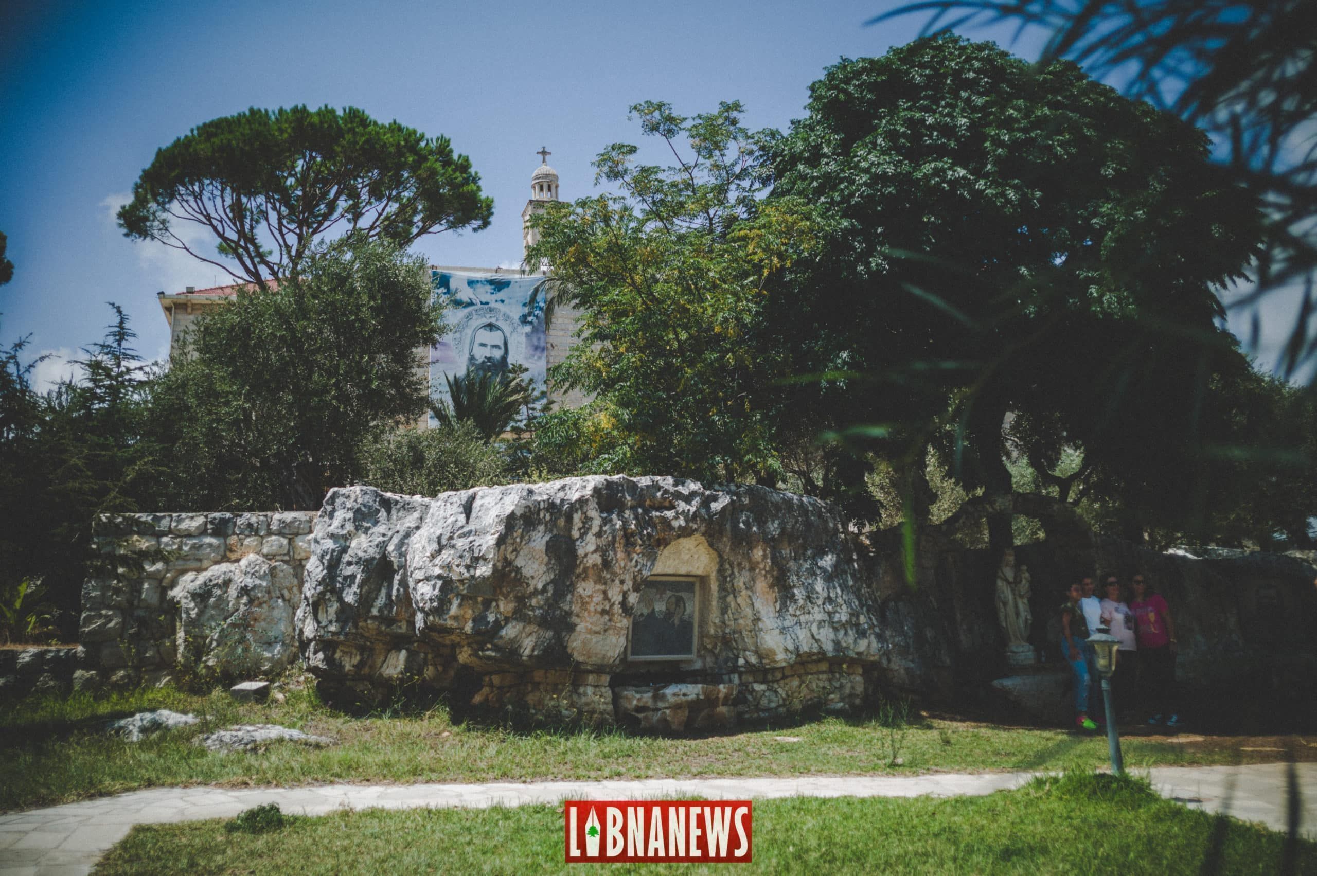 مذبح السيدة العذراء في دير كفيفان.