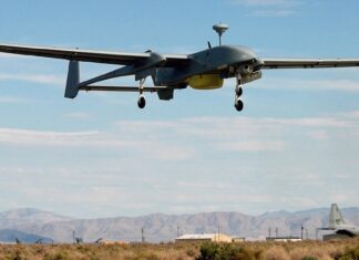 L’Armée Libanaise tire sur 2 drones israéliens qui violent l’espace aérien du Liban Une frappe de drone israélienne à Yohmor al-Shaqif fait un mort
