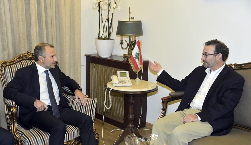 Le responsable américain David Schenker en compagnie du Ministre Libanais des AF Gébran Bassil. Crédit Photo: Dalati & Nohra
