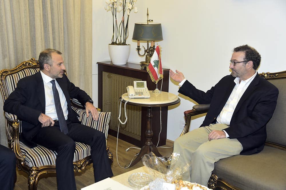 Un responsable américain menace les alliés du Hezbollah de nouvelles sanctions Le responsable américain David Schenker en compagnie du Ministre Libanais des AF Gébran Bassil. Crédit Photo: Dalati & Nohra