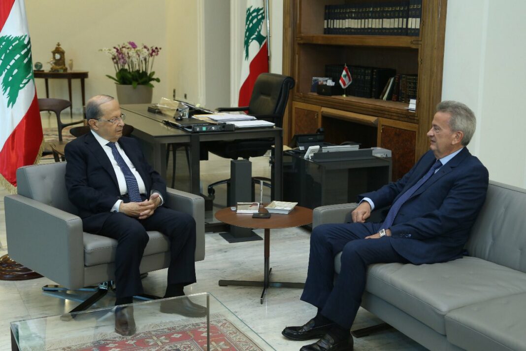 Le Président de la République en compagnie du gouverneur de la Banque du Liban Riad Salamé. Source: Twitter