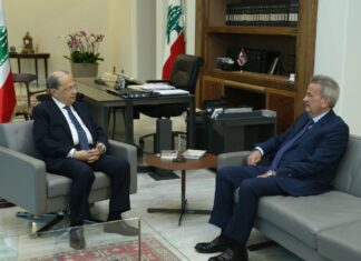 Liban/Crise des Dollars: Riad Salamé se veut rassurant; la BDL sécurise les devises nécessaires au fonctionnement des institutions publiques et privées Le Président de la République en compagnie du gouverneur de la Banque du Liban Riad Salamé. Source: Twitter